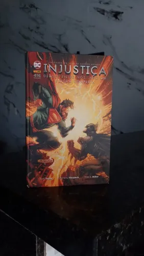 LIVRO INJUSTICE ANO 1 E 2 - EDIÇÃO DE COLECIONADOR