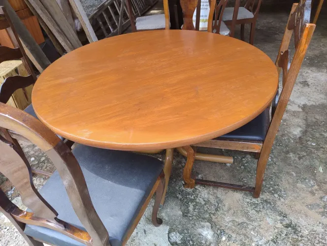 Mesa com pé de ferro 