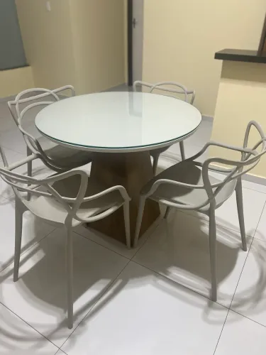 Mesa com tampo de vidro e quatro cadeiras