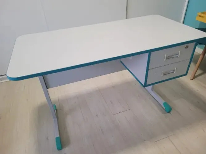 Mesa com gavetas - 1,20 x 0,60m