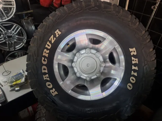 Rodas 16 F250 + pneus 285/75R16 AT 65% vida 