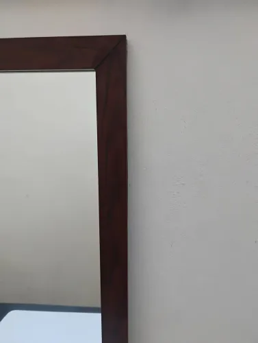 Espelho com moldura em alumínio na cor madeirado