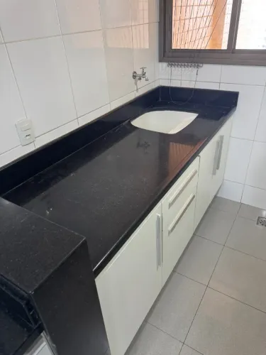 Bancada com Tanque de Lavar Roupa Embutido - Area de Servico, Usada