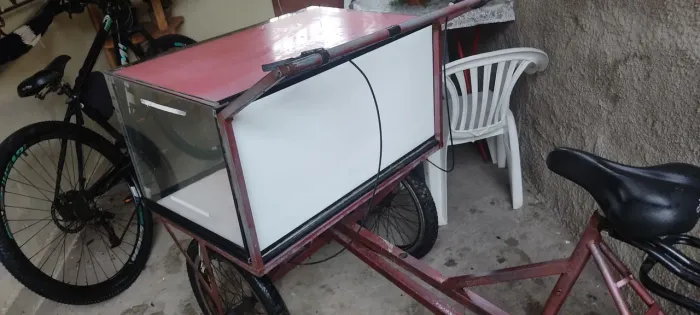 Vendo Triciclo com expositor em vidro