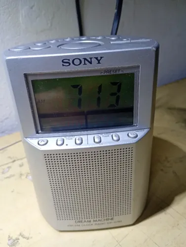 Radio Relogio Sony modelo ICF-C793