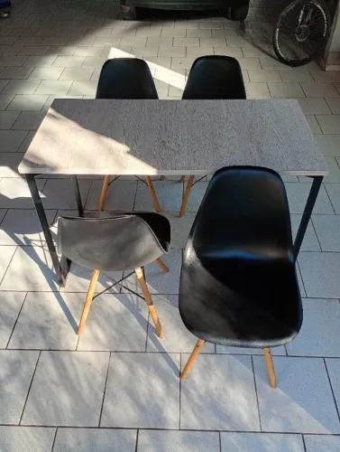 Mesa em madeia MDF em Base de metal + cadeiras Eiffel com pés de Madeira