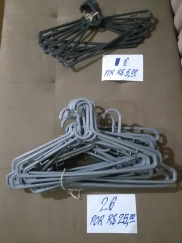32 Cabides de plásticos + 1 Cabide corpinho (Branco) = 33 Cabides por R$ 30