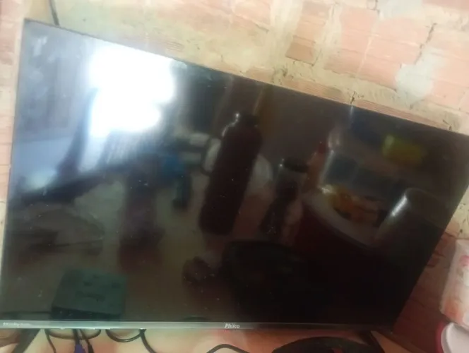 Televisão smart Roku. 600R$. Menos de seis meses de uso acompanha nota fiscal *93