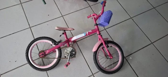 Duas bicicletas infantis usadas