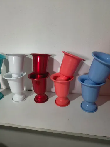 Jarros tipo tulipa de vários tamanhos feitos de metal os melhores que tem para decoração