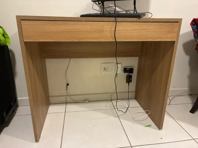 Escrivaninha com gaveta