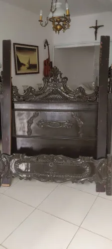 Vendo uma cama colonial antiga, madeira de lei. Valor 500 reais.