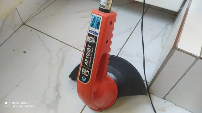 Aparador de grama elétrico