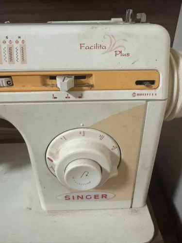 Vende-se Máquina de costura singer reta Valor 700 *