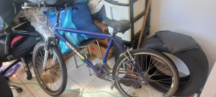 Bicicleta com 21 marchas e regulagem de altura no banco e guidon especial
