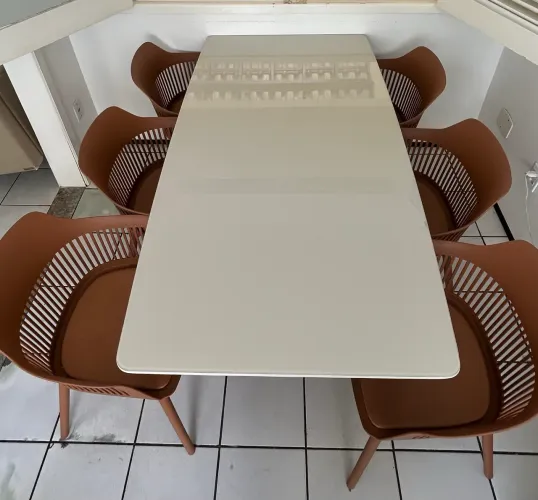 Vendo mesa de jantar de 6 lugares 