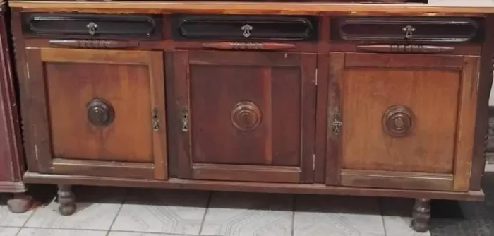 BALCÃO/BUFFET ANTIGO DE MADEIRA.