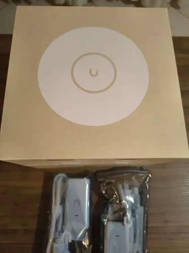 2 x Ubiquiti U6 Pro