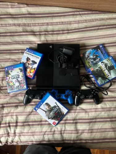 Playstation 4 + 3 controles + 5 jogos