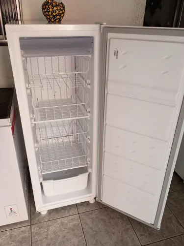 Vende-se um freezer Consul 121 litros tem cinco meses de uso você conta da garantia