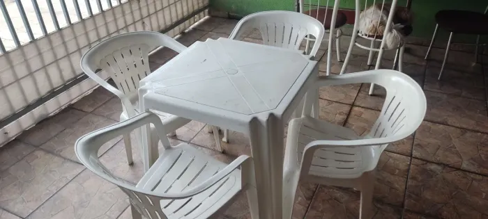 Mesa plástica com cadeiras