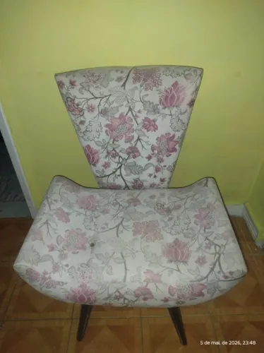 poltrona decorativa pé palito usada