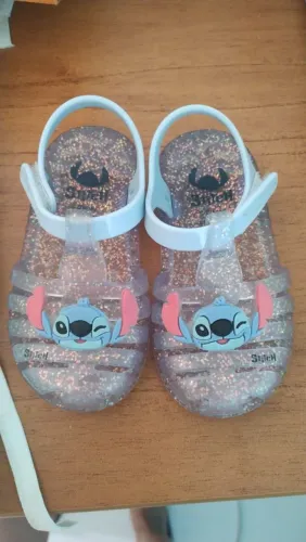 Sapatos e sandálias de menina