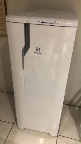 Geladeira Electrolux RE31 240 LTS 1 Mês de Uso
