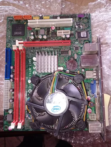 Placa mãe e teclado.