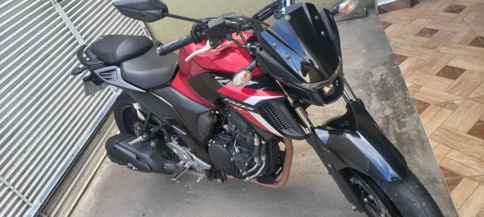 Fz25 zerada, único dono, toda revisada, em dias. Só transferir e andar. 
