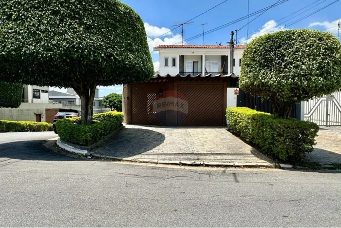 Casa tipo para venda com 3 quartos, 108m²