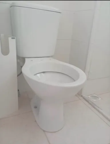 1 Vasos sanitários DECA, com caixa acoplada