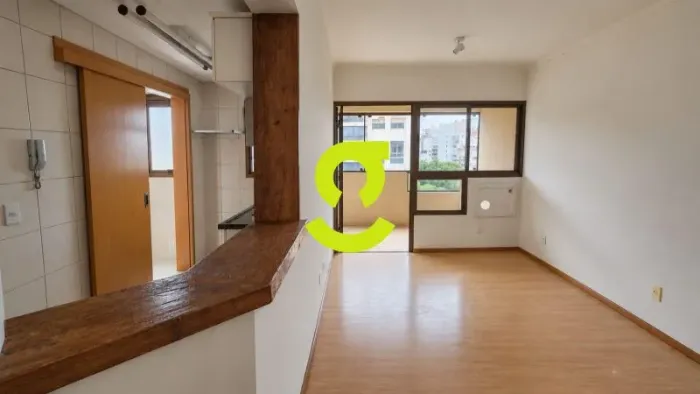 Ótimo apto de 1 dorm, andar alto, sacada, churrasqueira, ampla cozinha, 1 vaga coberta. Um