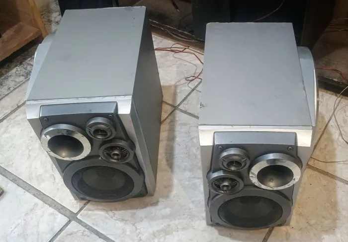 Par de Caixas Acústicas Gradiente com Sub Integrado. Tbm troco por TVs ou Celulares 