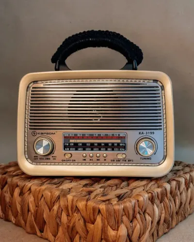 Rádio Vintage Recarregável e Portátil com Lanterna