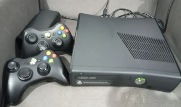 Xbox 360 Slim + HD 250Gb + 2 Controles + Jogo Fifa