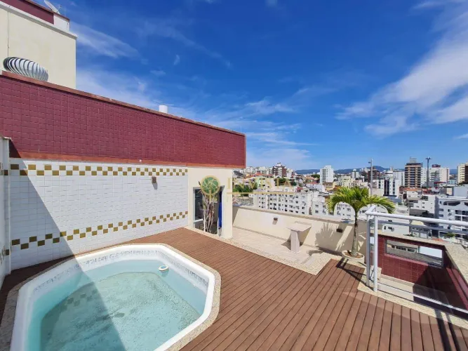 Cobertura de 206 m², com vista para o mar localizada no bairro Estreito, em Florianópolis/