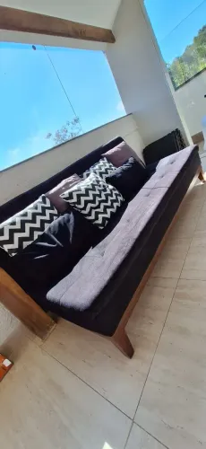 Sofá-Cama 3 Lugares que vira Cama de Casal com Base e Pés de Madeira 