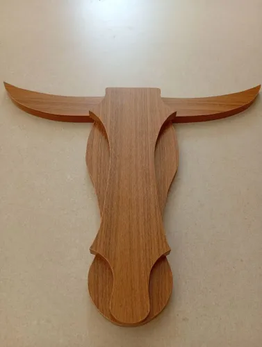 Peça artesanal decorativa, cabeça de gado.