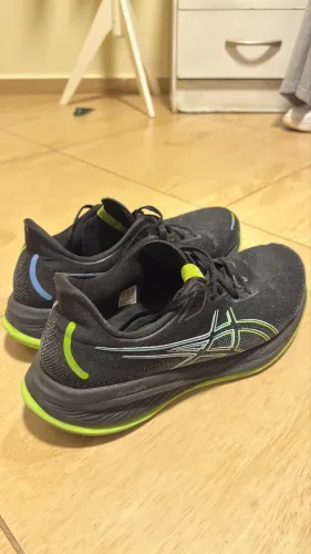 Tênis Asics Gel-Cumulus 26 - Preto e Neon