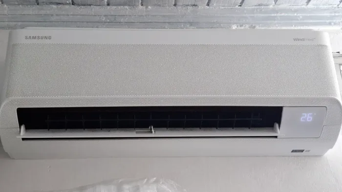 Vendo ar-condicionado solitário, inveter, Samsung . 1 ano de uso. Conservadíssimo