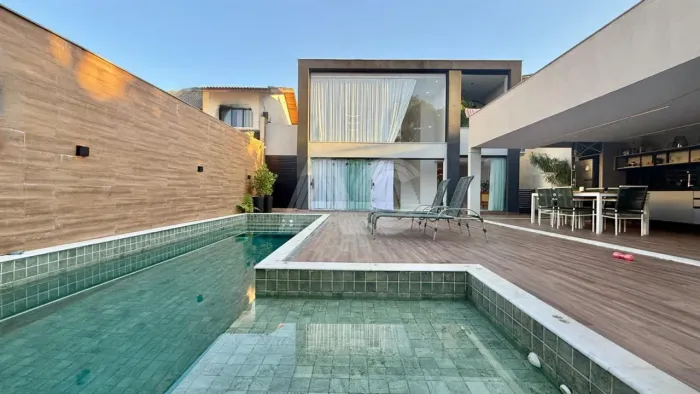 CASA À VENDA DE 4 QUARTOS E 3 SUÍTES COM 500 M2 NO CONDOMÍNIO SANTA MONICA - BARRA DA TIJU