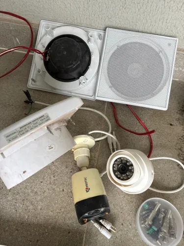 Kit auto falante, 2 câmeras e 1 exaustor.
