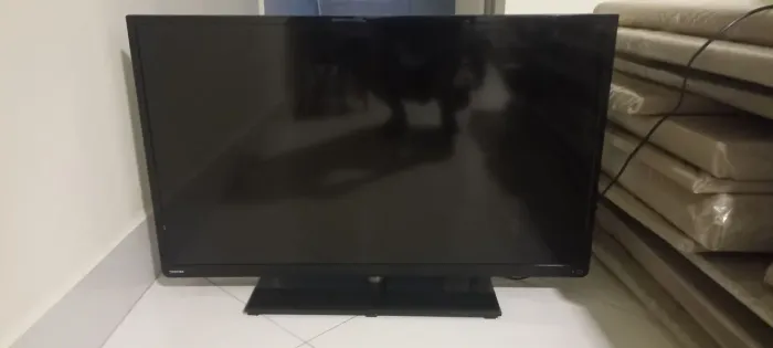 Vende - se tv para usar as peças
