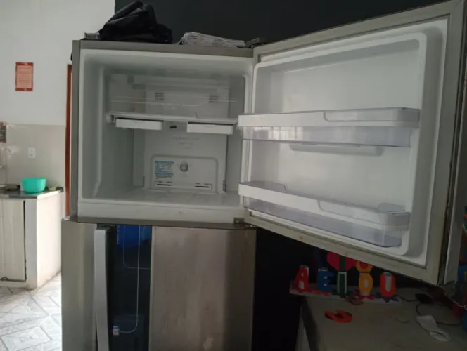 Vende-se uma geladeira usada 