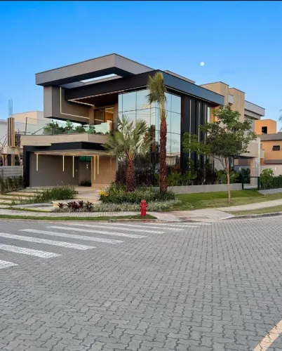 Casa de esquina no Alphaville Ceará com vista para a praça e alto padrão construtivo