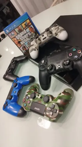 PS4 Fat 500GB + 4 Controles + GTA V e God of War 3