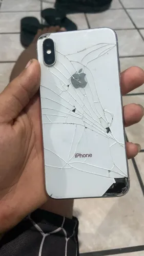 iPhone X ele só tá com a traseira quebrado tá sem nenhum defeito só isso 
