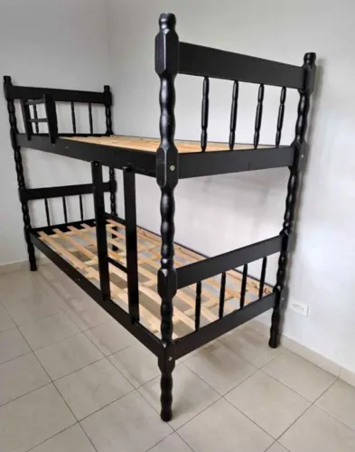 Vendo cama de solteiro , uma beliche e um fogão de 4 bocas todos em bom estado de. 