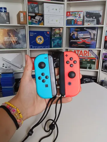 Vendo Joy Con Vermelho e Azul Com Strap Original - Semi novo